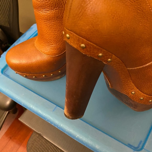 Beautiful Leather UGGS - Picture 7 of 12